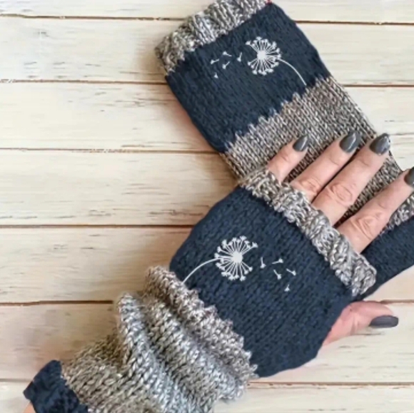 Elegant Black and Gray Fingerless Gloves - Picture 5 of 5